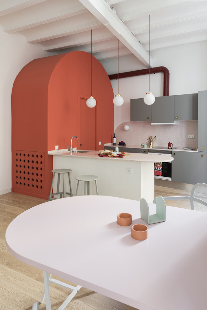 rose blush cuisine ouverte lumineuse mobilier rouge orange - blog déco - clem around the corner