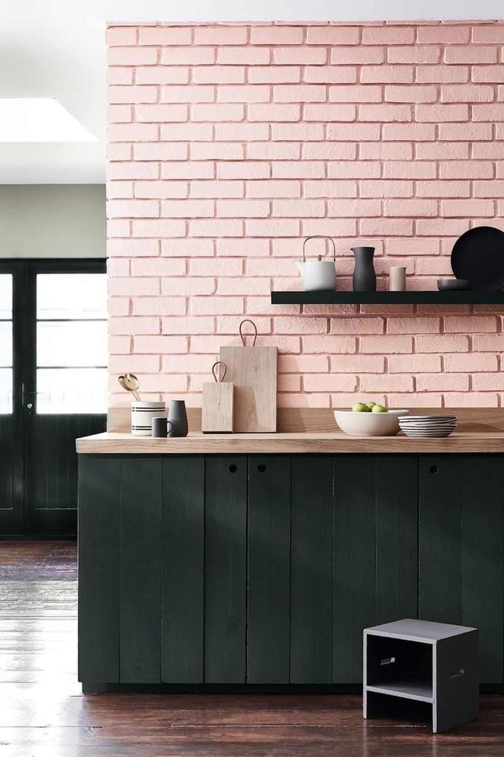 rose blush cuisine mur brique mobilier noir bois - blog déco - clem around the corner