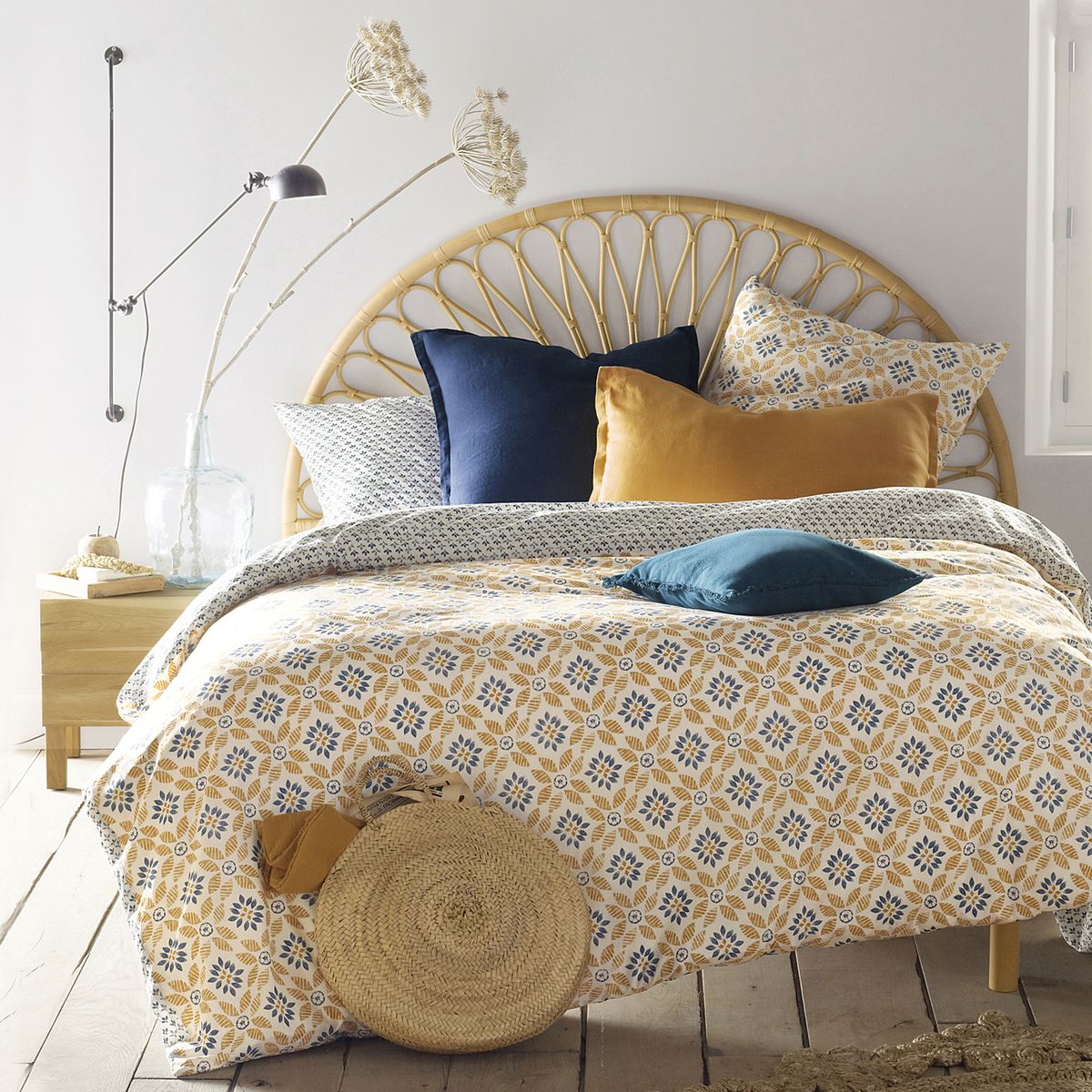 panier de rangement chambre style campagne lumineuse nuance jaune marron bleu parquet bois rustique - blog déco - clem around the corner