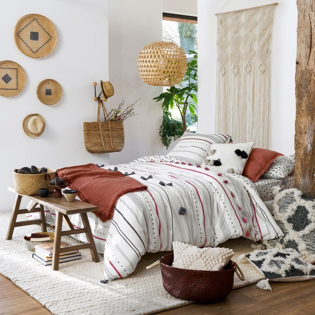 panier de rangement chambre bohémienne rouge blanche coussin pompon style berbère - blog déco - clem around the corner