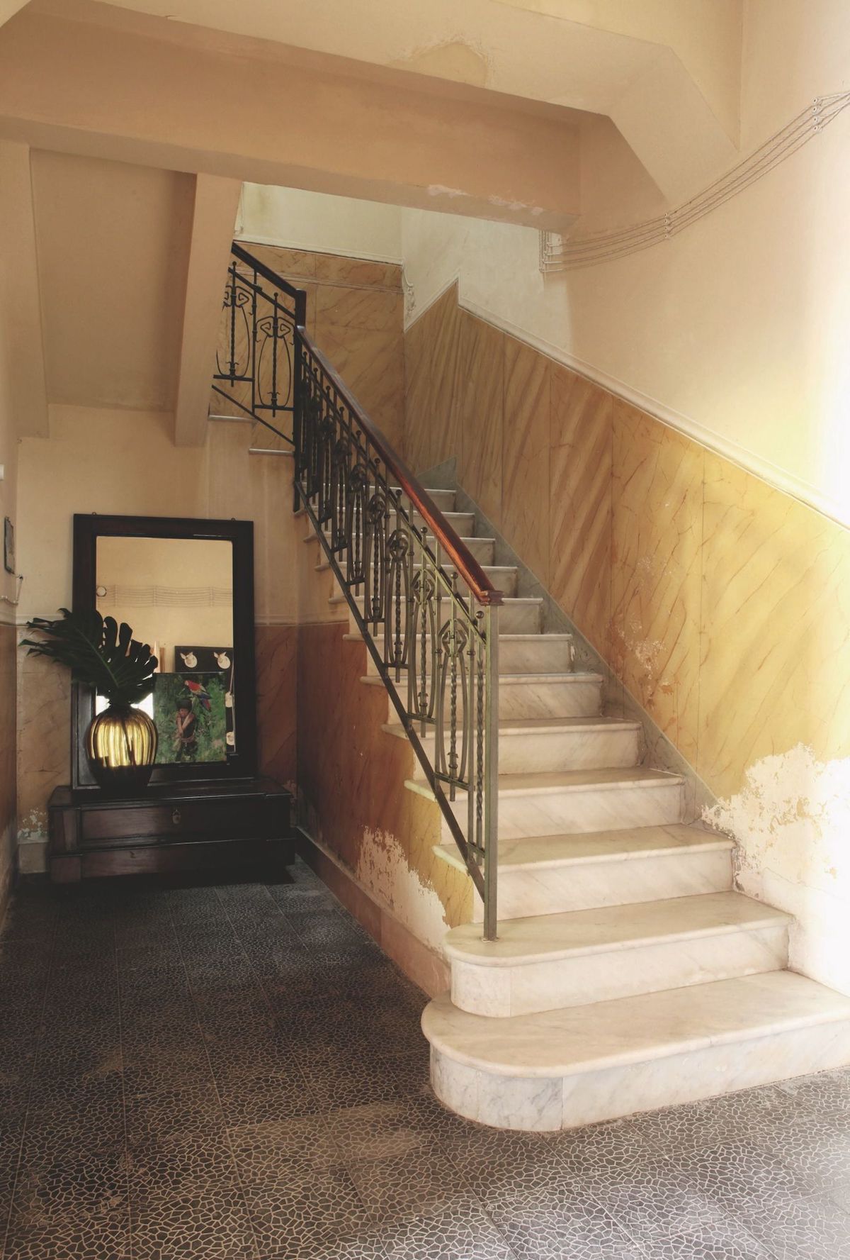 style toscan un escalier années 20 dans une maison en italie - blog déco - clem around the corner