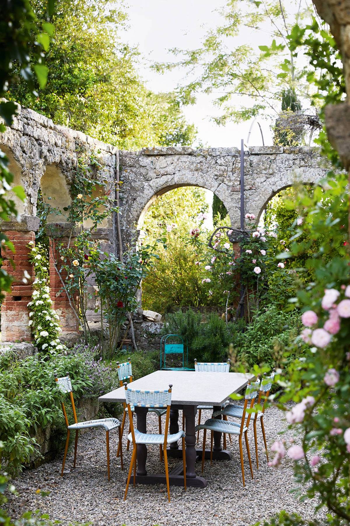 style toscan jardin terrasse pierre rosiers - blog déco - clem around the corner
