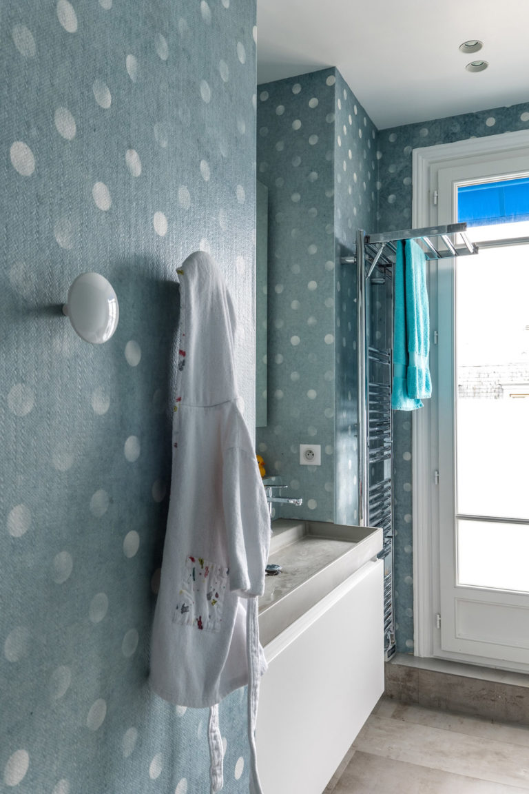 décoration bleue papier peint pois chic salle de bain enfant bleu à pois blanc - blog déco - clem around the corner