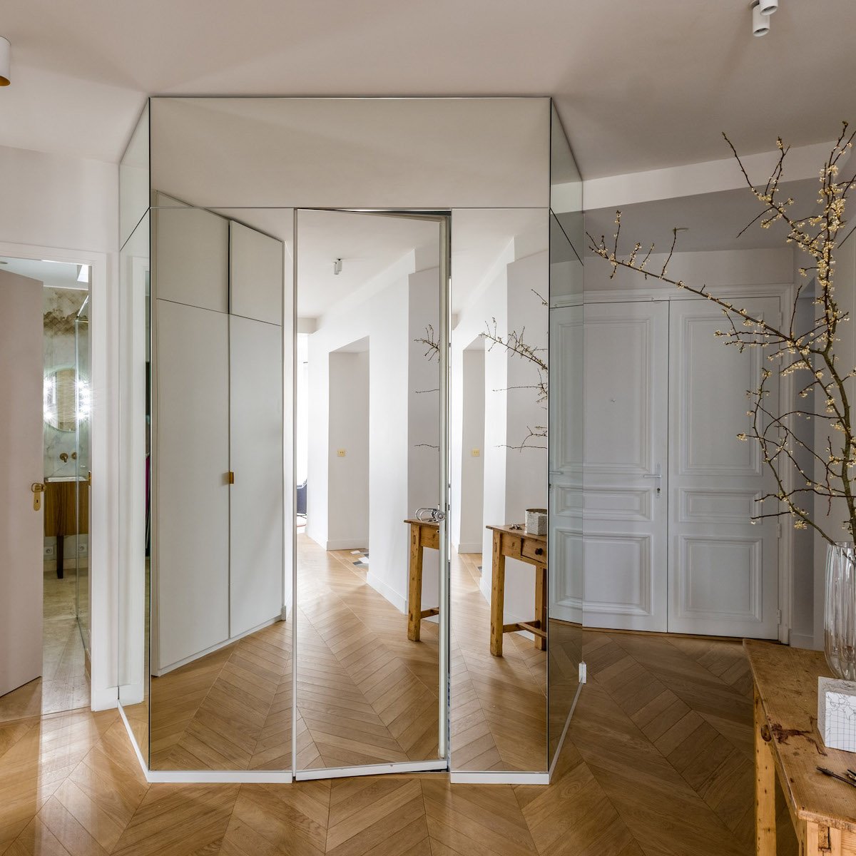 décoration bohème chic hall maison mur blanc miroir table bois rustique - blog déco - clem around the corner