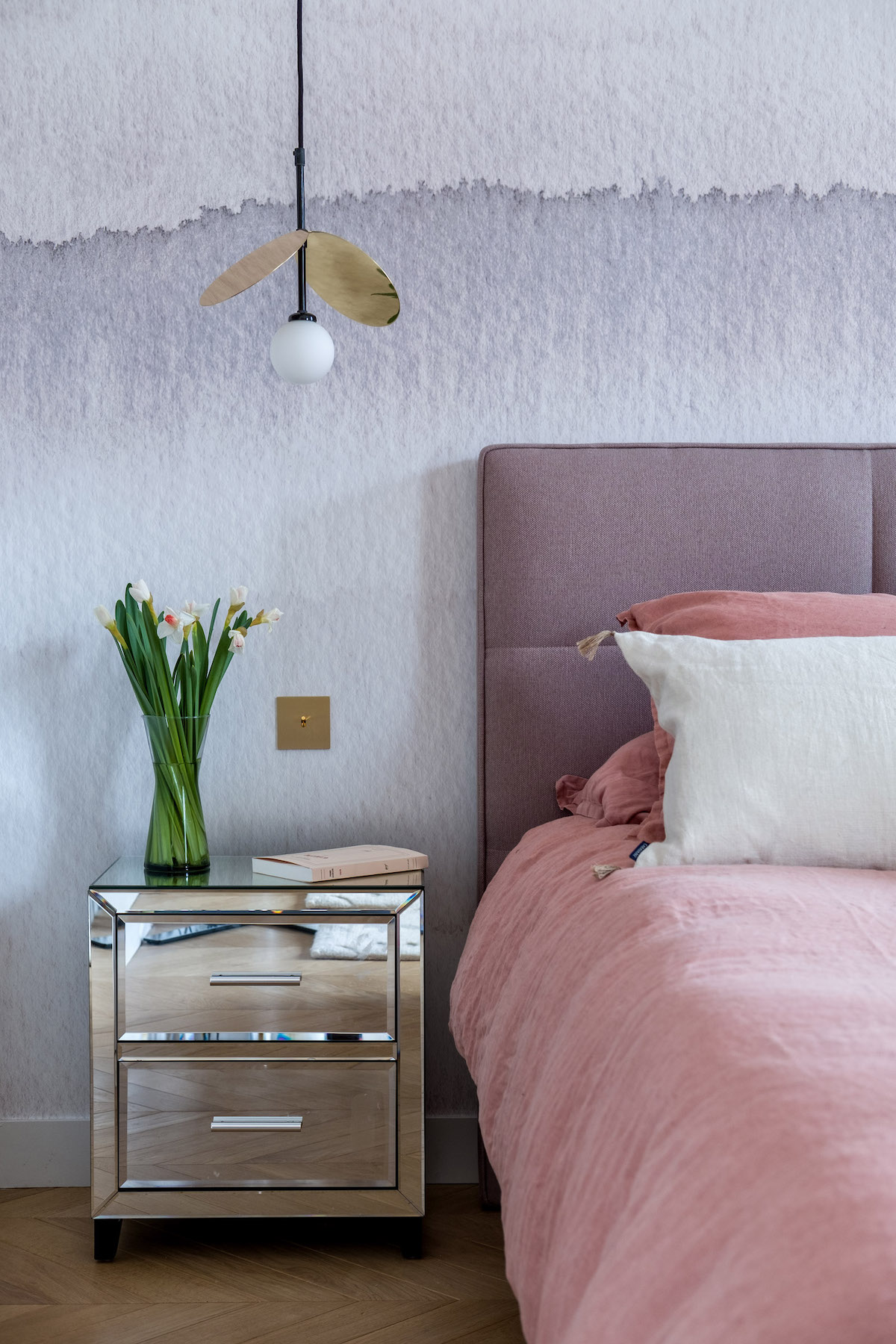 chambre parent meuble de chevet effet miroir lit rose papier peint aquarelle tie and dye bleu linge de lit housse couette rose poudré lin