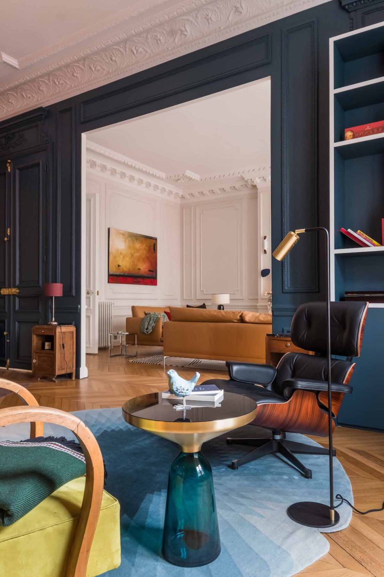 loft haussmannien salon mur moulé bleu canard fauteuil cuir noir - blog déco - clem around the corner