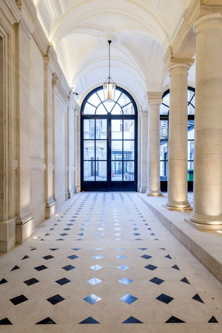 loft haussmannien hall entrée spacieux luxueux noir et blanc - blog déco - clem around the corner