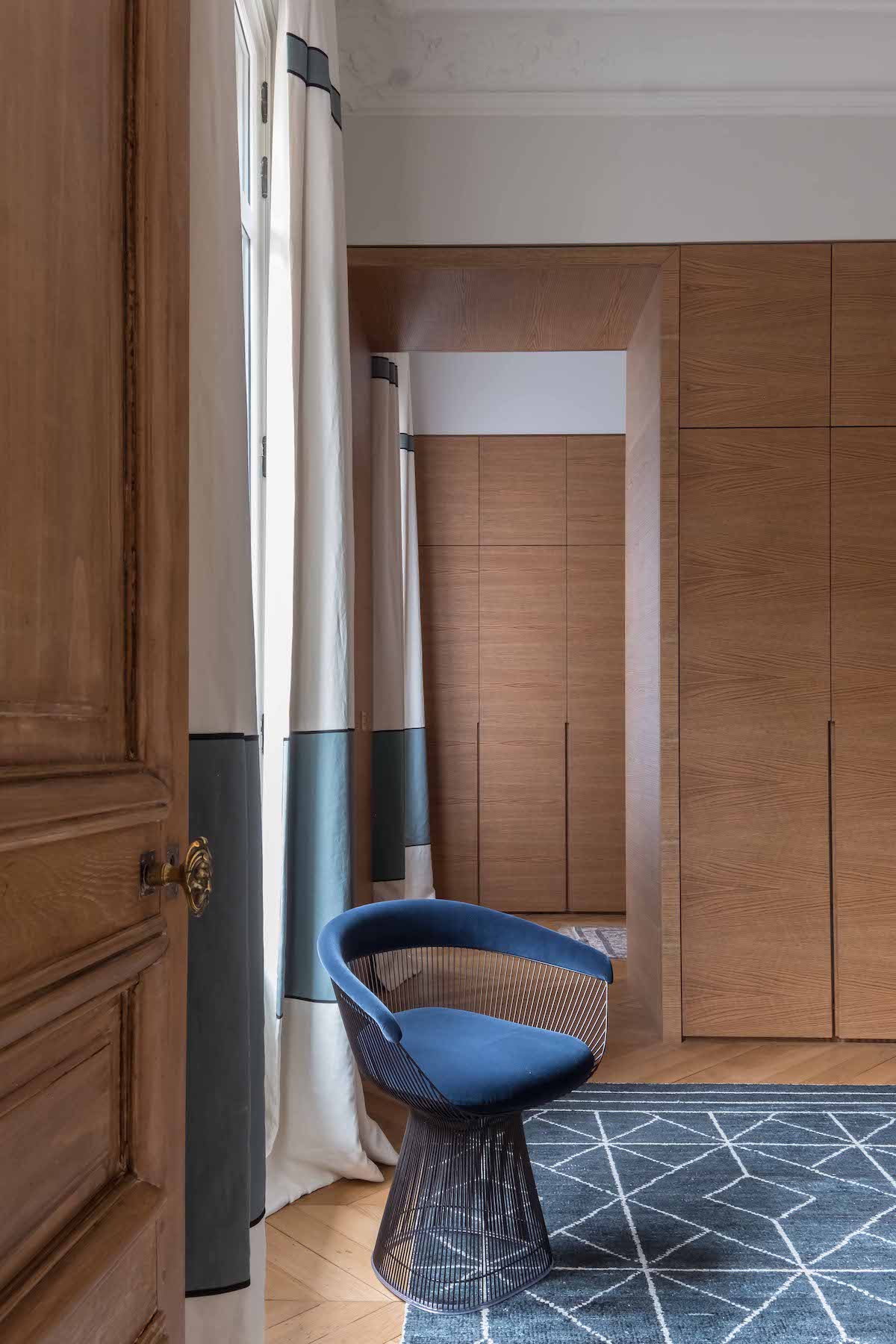 loft haussmannien fauteuil bleu moderne velours confortable porte bois - blog déco - clem around the corner