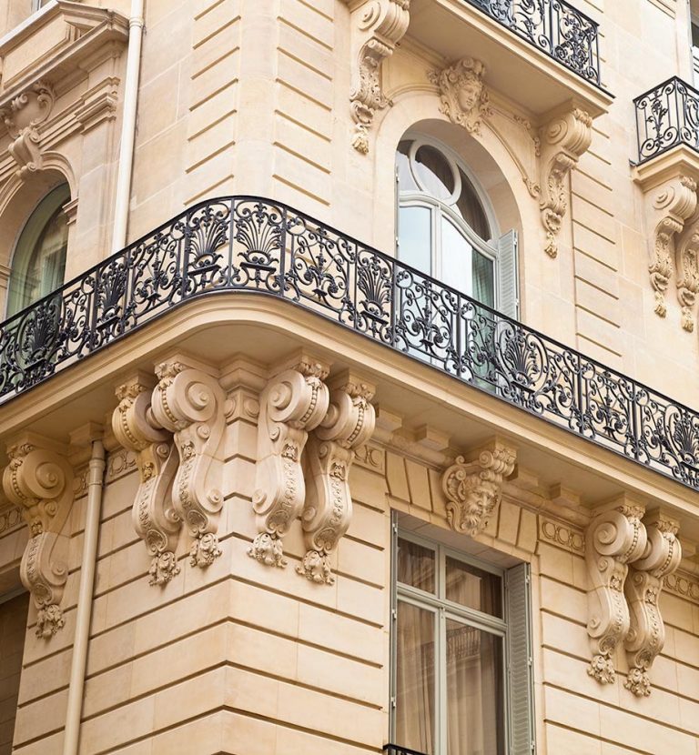 immeuble haussmannien caractéristiques façade mur immeuble balcon noir métallique - blog déco - clem around the-corner