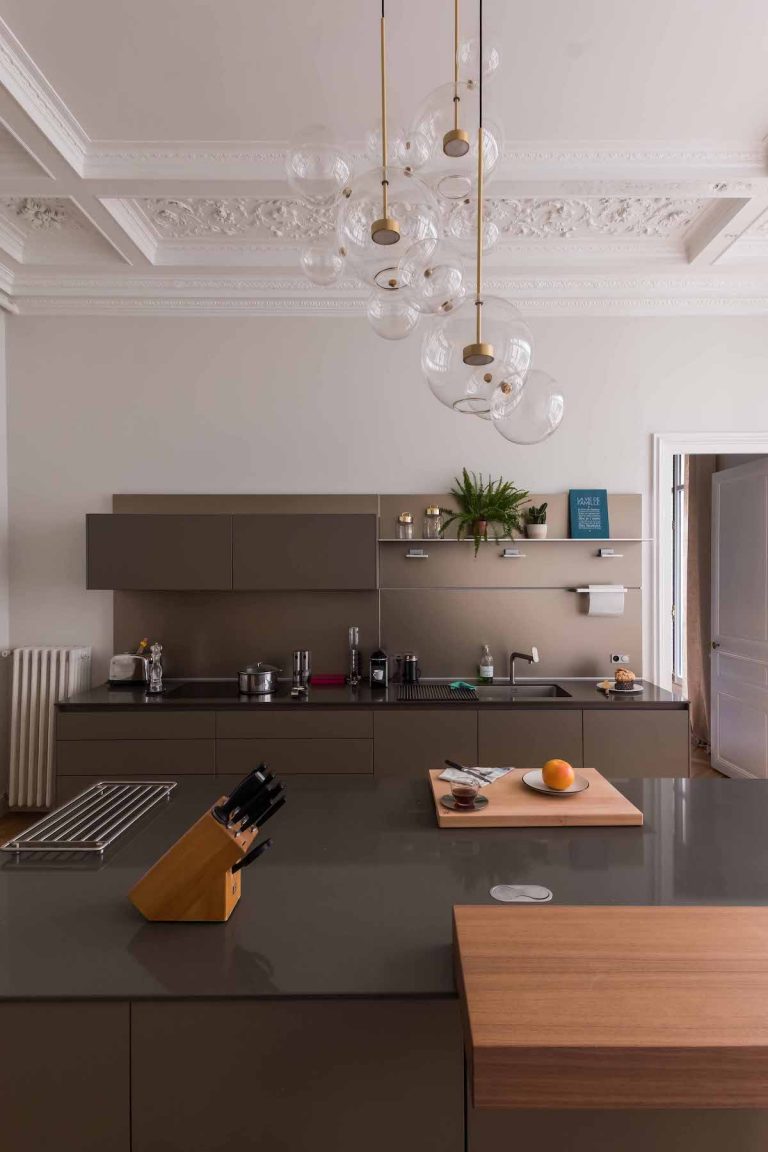 loft haussmannien cuisine luxueuse élégante sobre chic - blog déco - clem around the corner