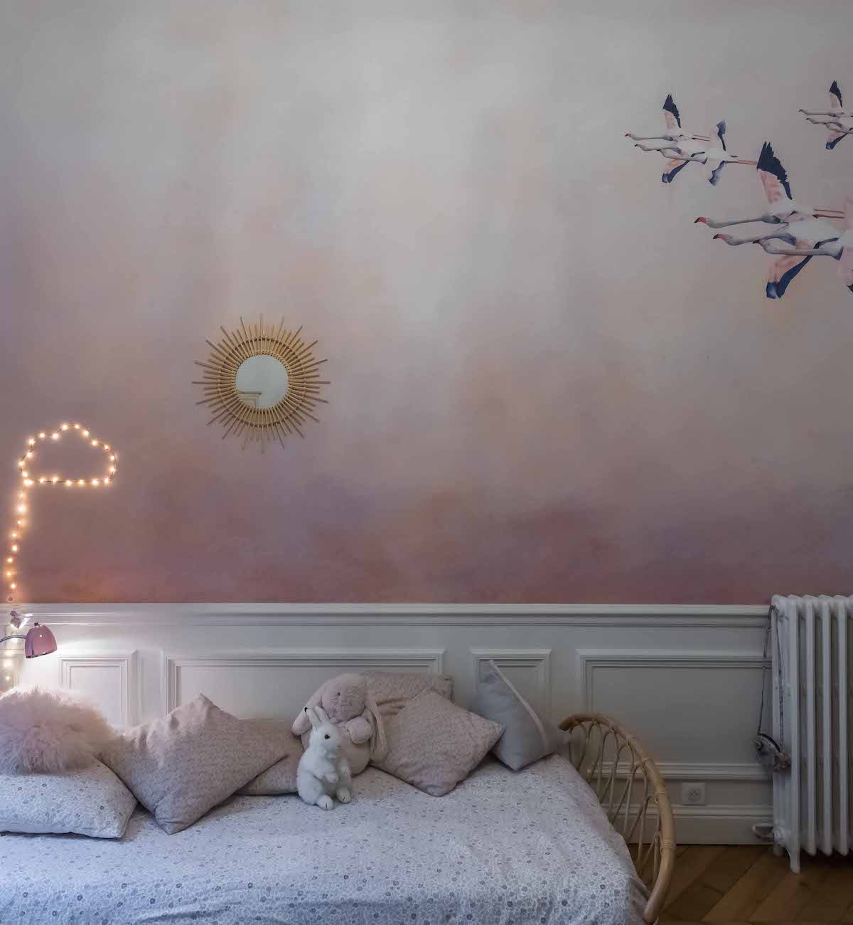 loft haussmannien chambre enfant mur bicolore rose pastel blanc lit rotin - blog déco - clem around the corner