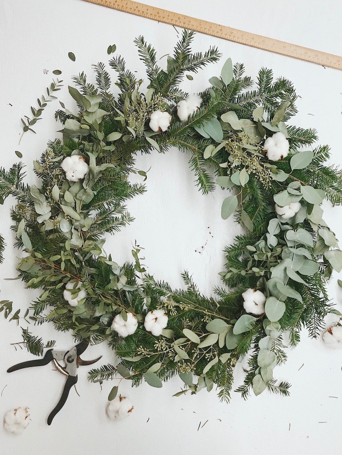 couronne de noël eucalyptus touffue sapin fleurs de coton préparation - blog déco - clem around the corner