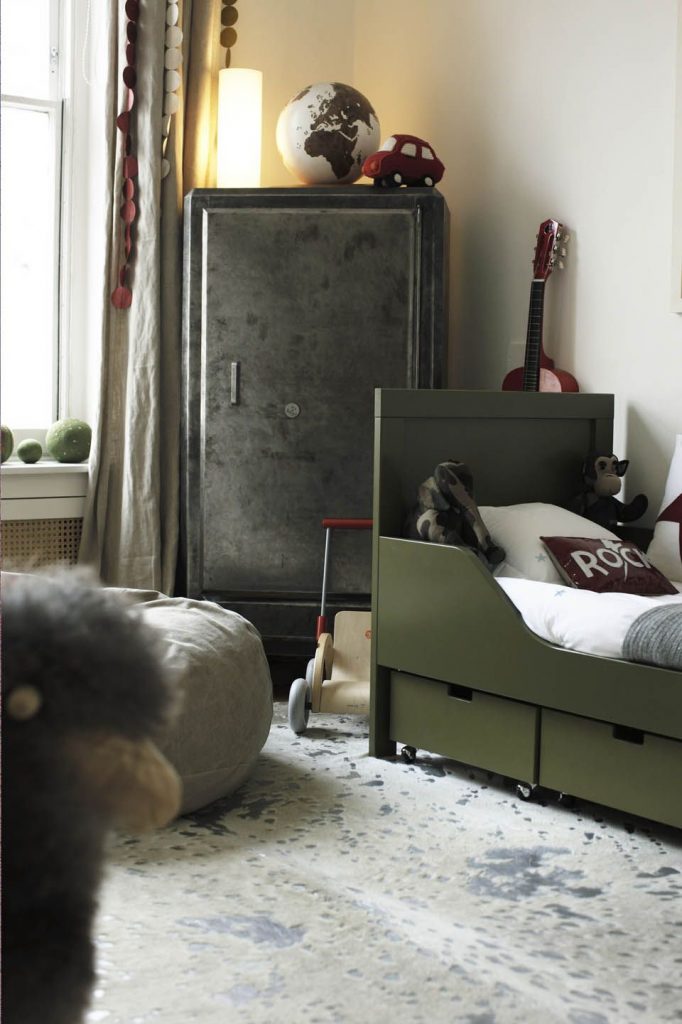 chambre enfant kaki lit vert armoire gris métallique style industriel - blog déco - clem around the corner