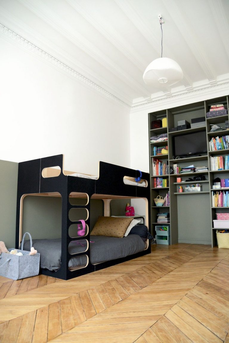 chambre enfant kaki mur bicolore lit mezzanine noire bois parquet - blog déco - clem around the corner