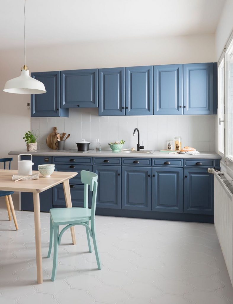 cuisine bleue design avec placards bois style scandinave - blog déco - clem around the corner