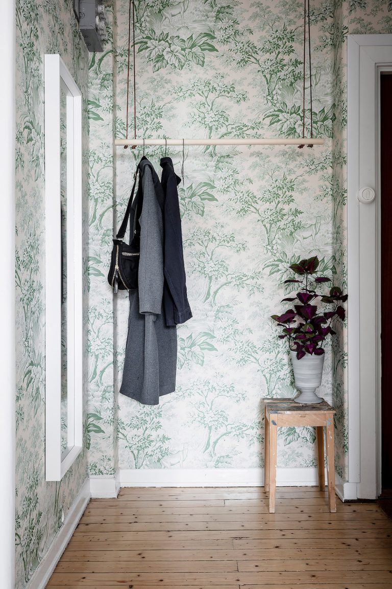 papier peint Toile de Jouy tons verts vintage fleuri entrée porte manteau bois - blog déco - clem around the corner