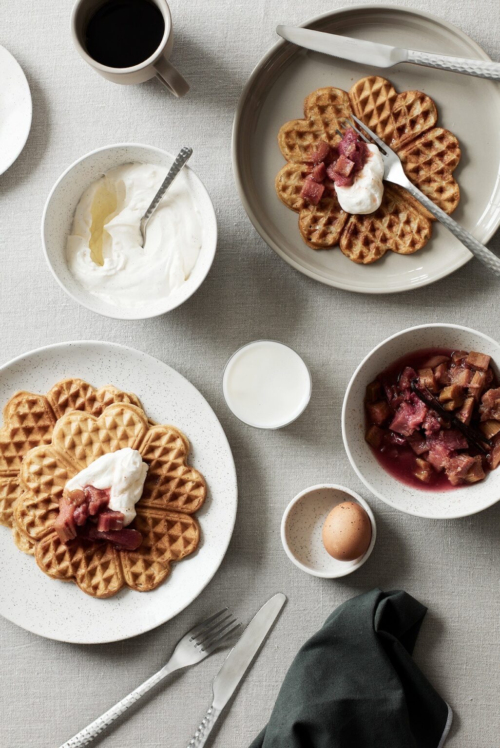 brunch scandinave équilibre compote rhubarbe café yaourt
