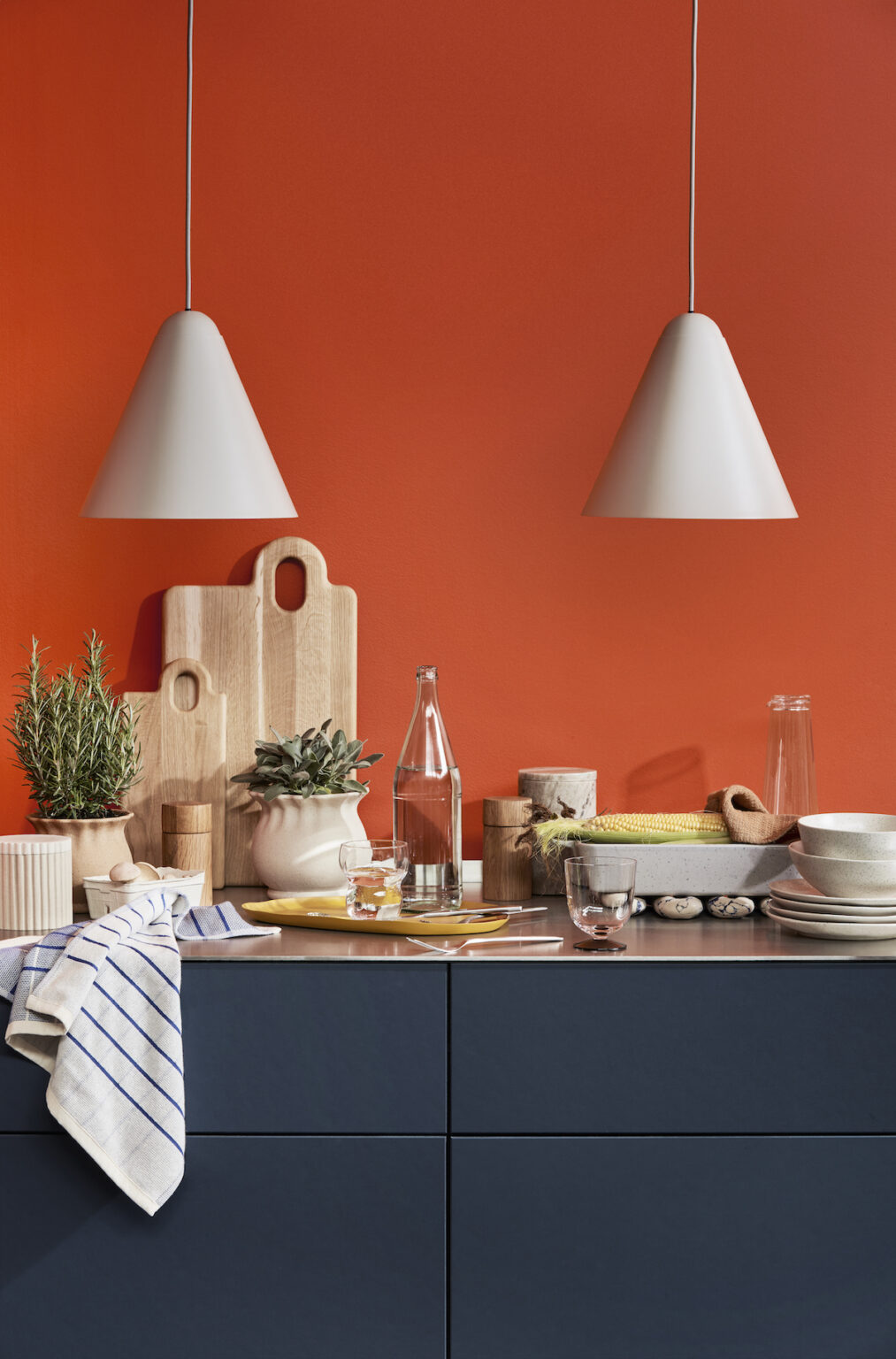 cuisine bleue mur orange plan de travail extra plat inox