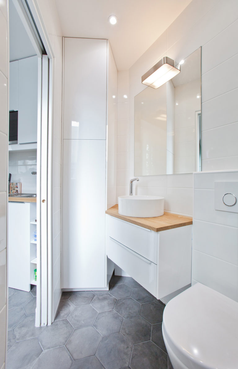 clemaroundthecorner studio étudiant 15m2 salle de bain lumineuse moderne blanche bois carrelage béton