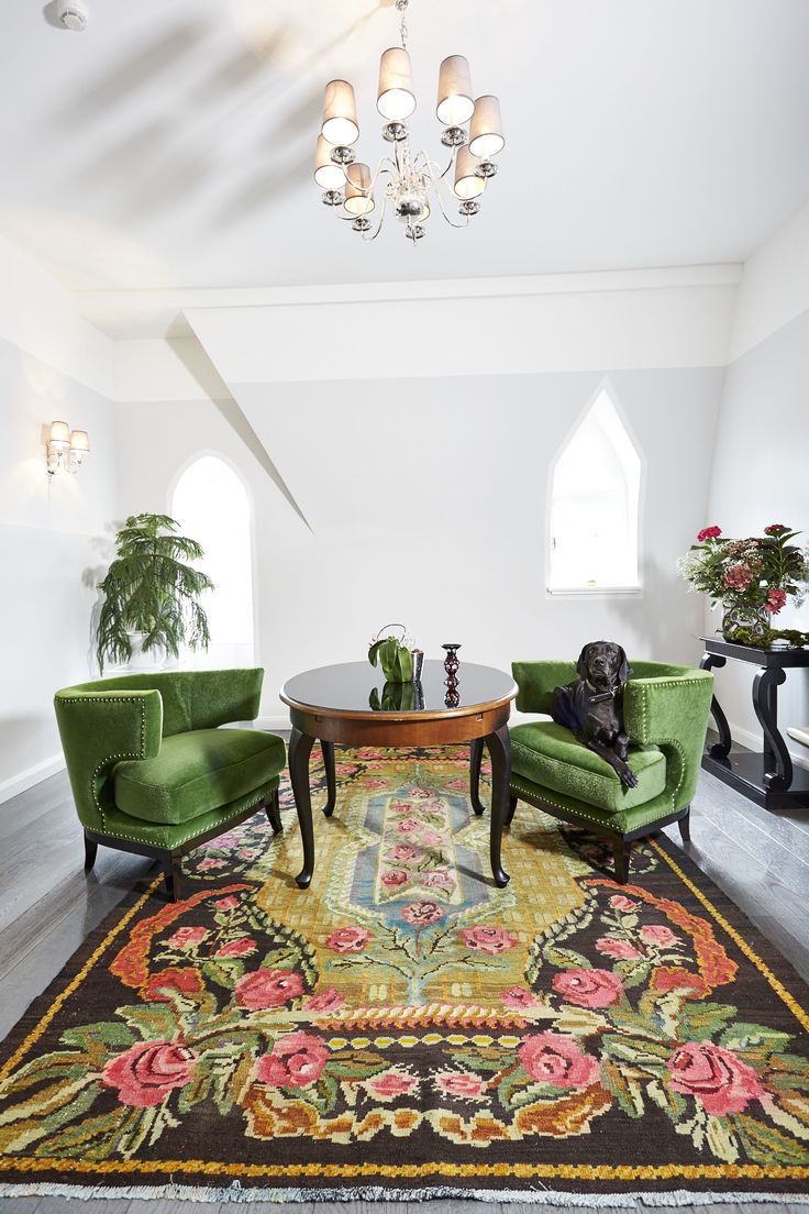 clemaroundthecorner salon fauteuils vert velours tapis marron rétro
