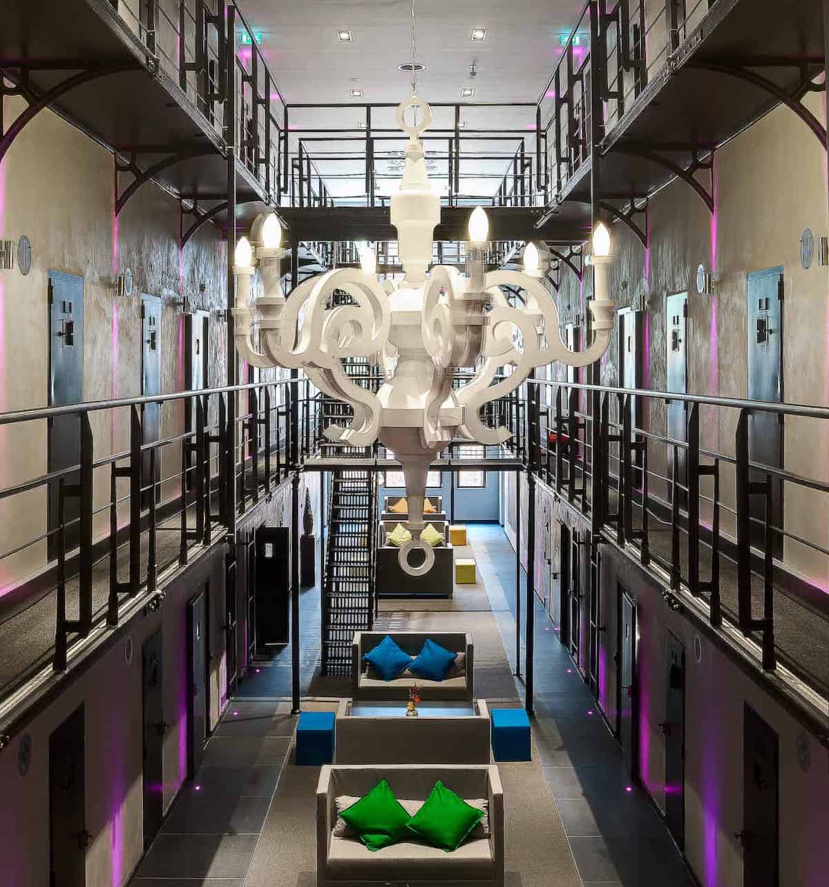 couloir prison modernisé hotel néon led rose blog déco