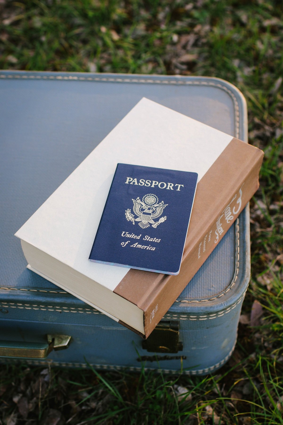 blog déco astuces voyage avion passeport valise vintage bleu