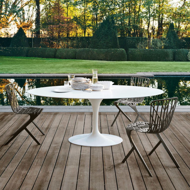 table tulipe blanche extérieure knoll eero saarinen terrasse bois jardin