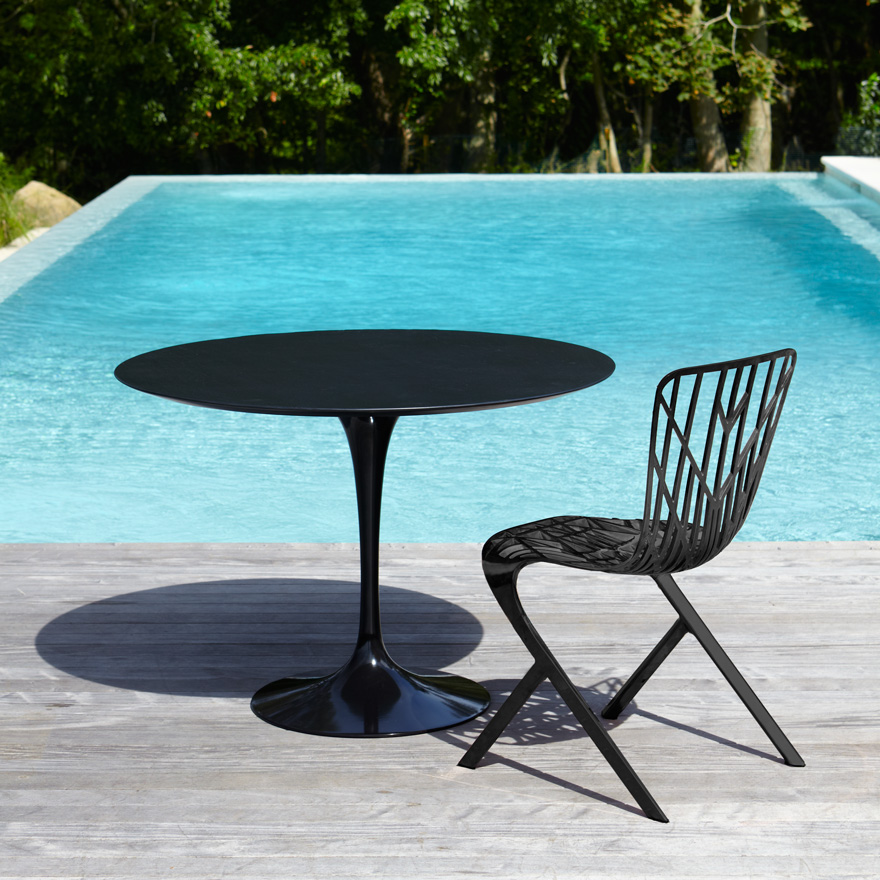 mobilier de jardin repas table ronde design noir mat piscine