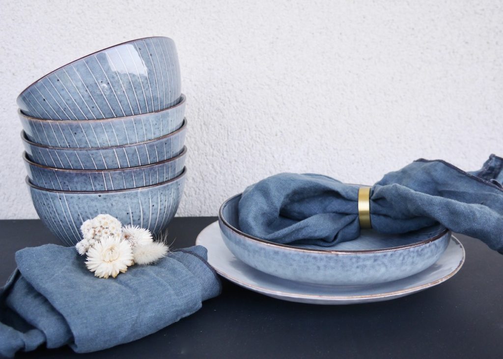 vaisselle scandinave bleu bol assiette rond serviette doré déco table