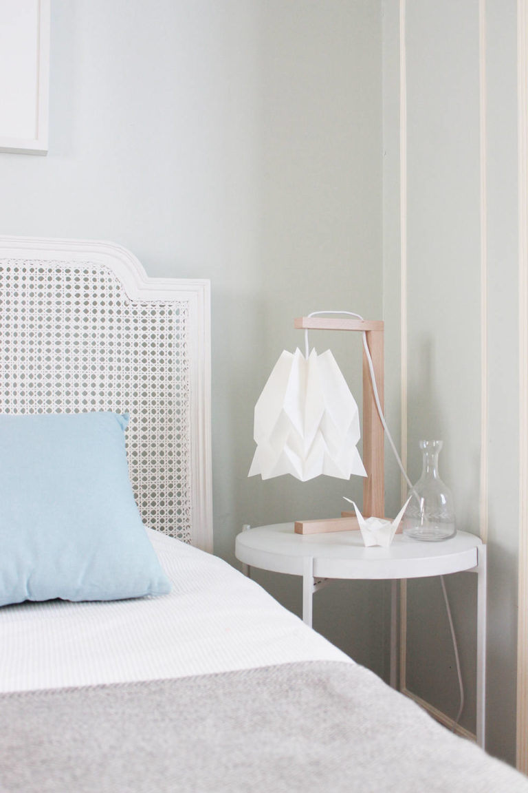 blog déco lampe origami blanc chambre épurée lit cannage