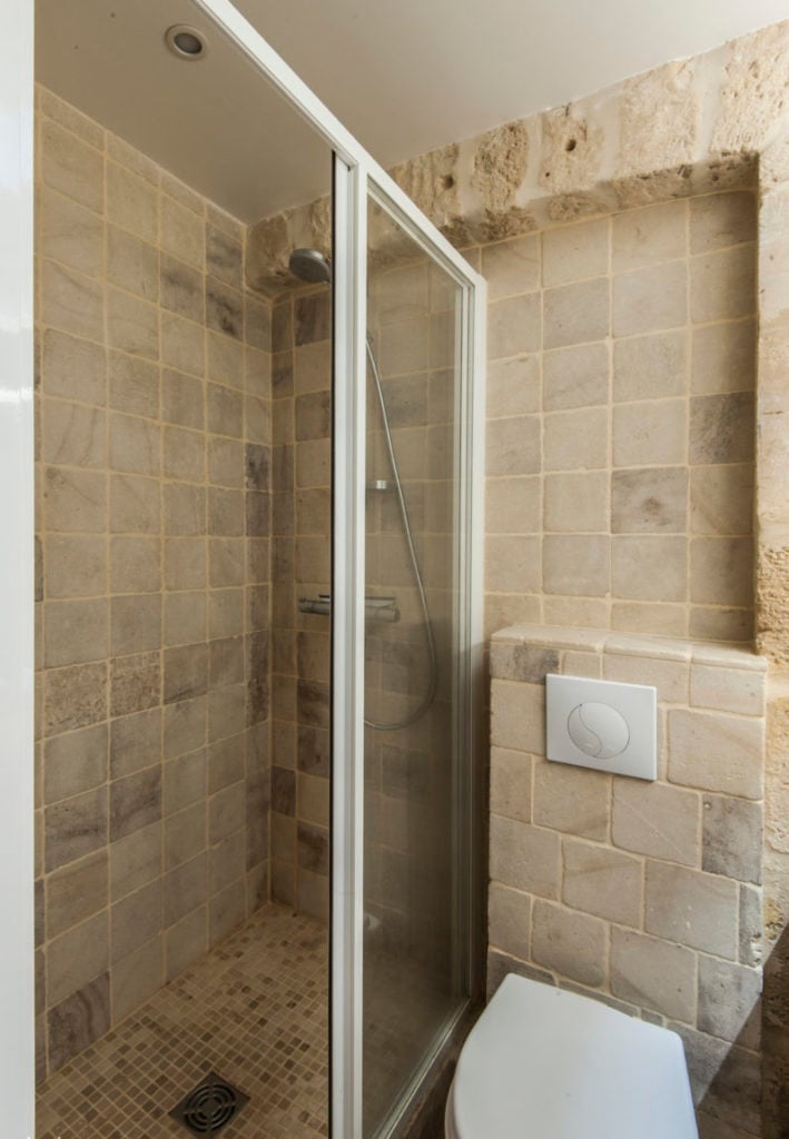 salle de bain pierre apparente douche italienne sanitaire toilette mosaïque déco décoration intérieure