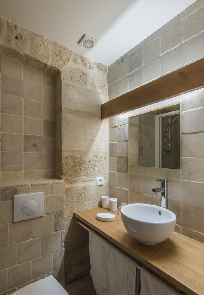 salle de bain rustique pierre apparente vasque à poser ronde plan en chêne déco décoration clematc