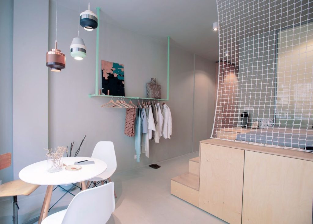 studio de 30m2 budapest chambre cuisine dressing turquoise métallique idée rangement déco poudrée