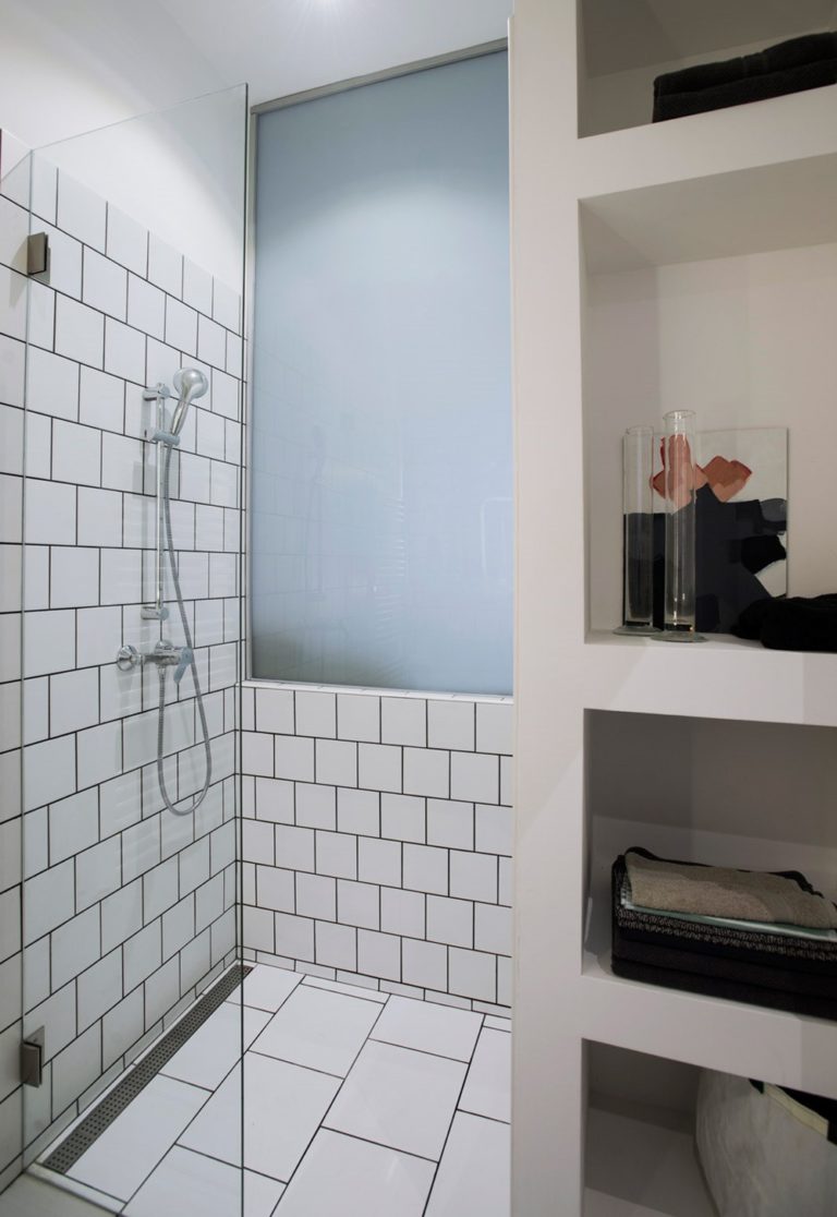 clem around the corner studio de 30m2 salle de bain carrelage blanc porté vitrée