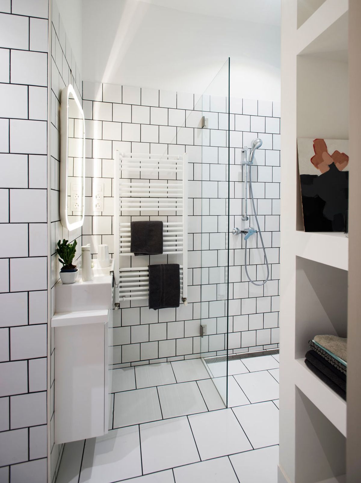 blog déco appartement hongrois salle de bain luxueuse carrelage blanc miroir led moderne