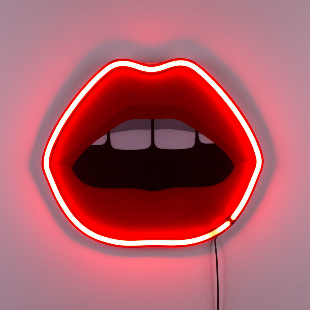 on adopte la déco féministe dans son intérieur applique en forme de bouche avec prise néon - blog déco - clemaroundthecorner