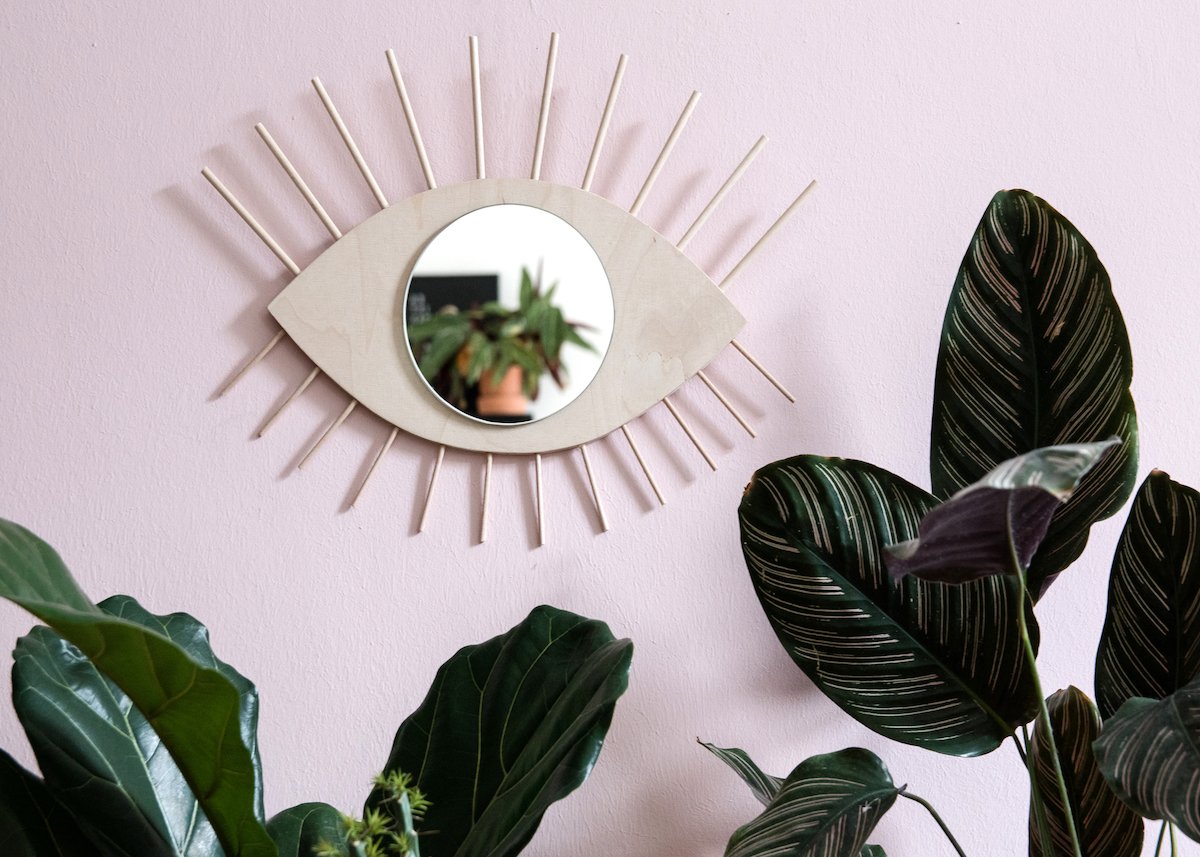 miroir bois soleil oeil mur rose pastel plante verte