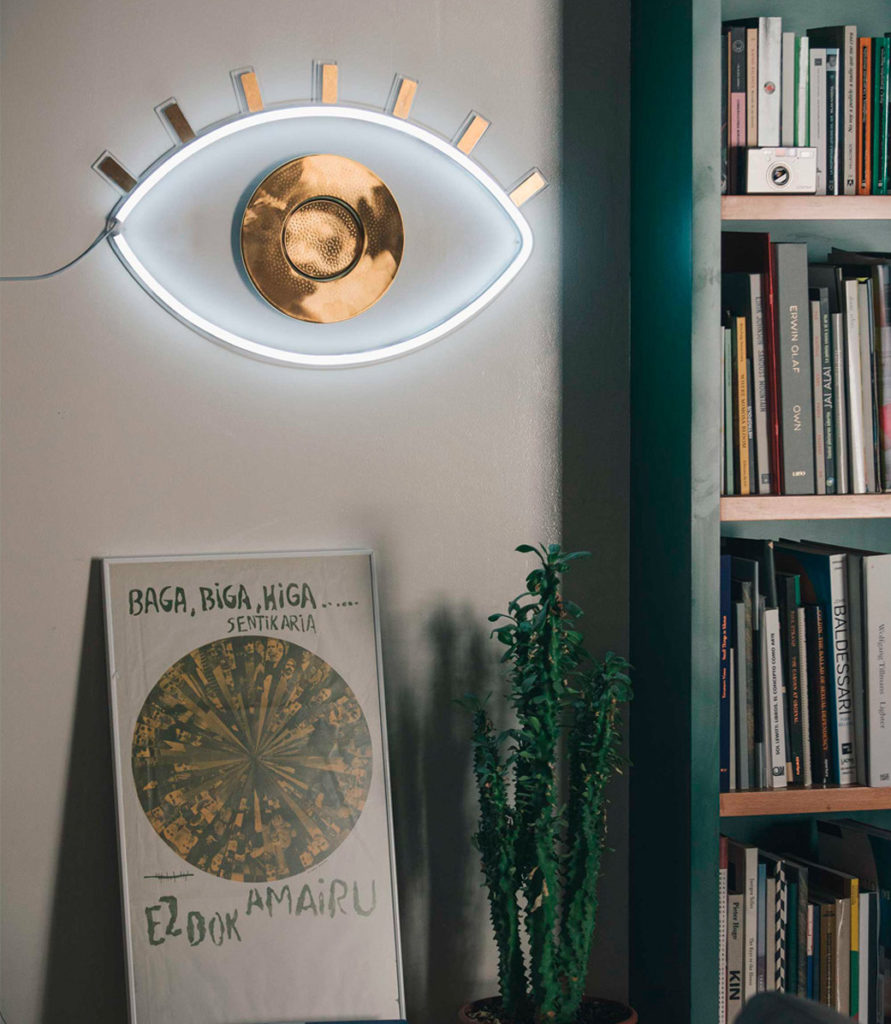 clemaroundthecorner salon tendance moderne lampe murale néon blanc laiton