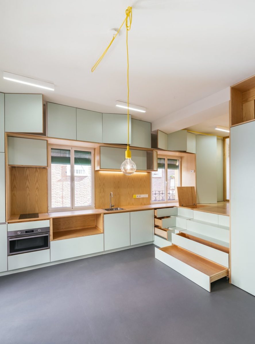 appartement studio agencé meuble tiroirs placards bois vert menthe déco décoration intérieure