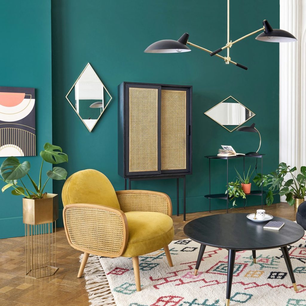 clemaroundthecorner salon moderne vintage fauteuil rond cannage jaune moutarde mur bleu miroir losange laiton