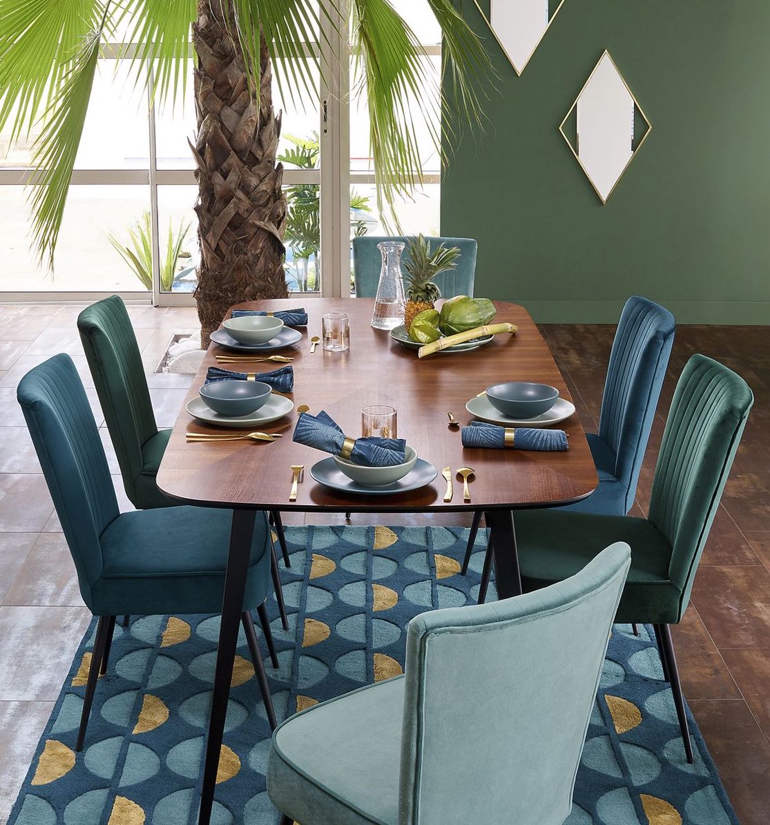 clemaroundthecorner salle à manger exotique palmier chaise bleu vert velours tapis rectangle