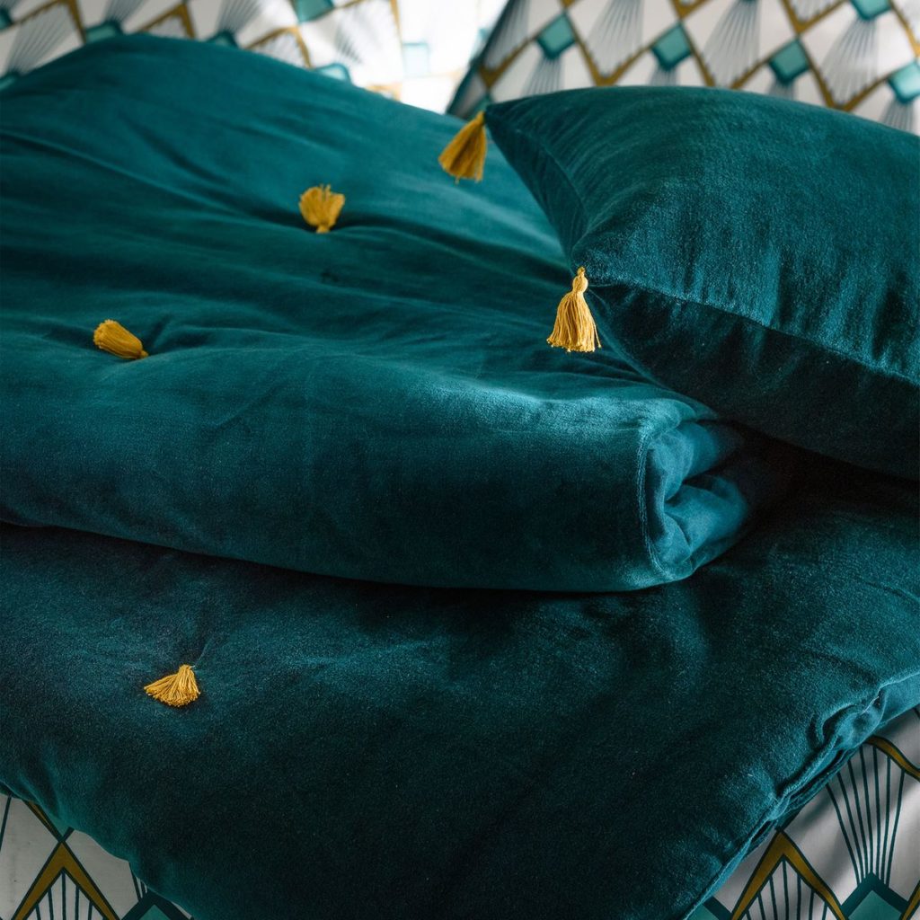 blog déco linge de lit plaid bleu canard pompon doré