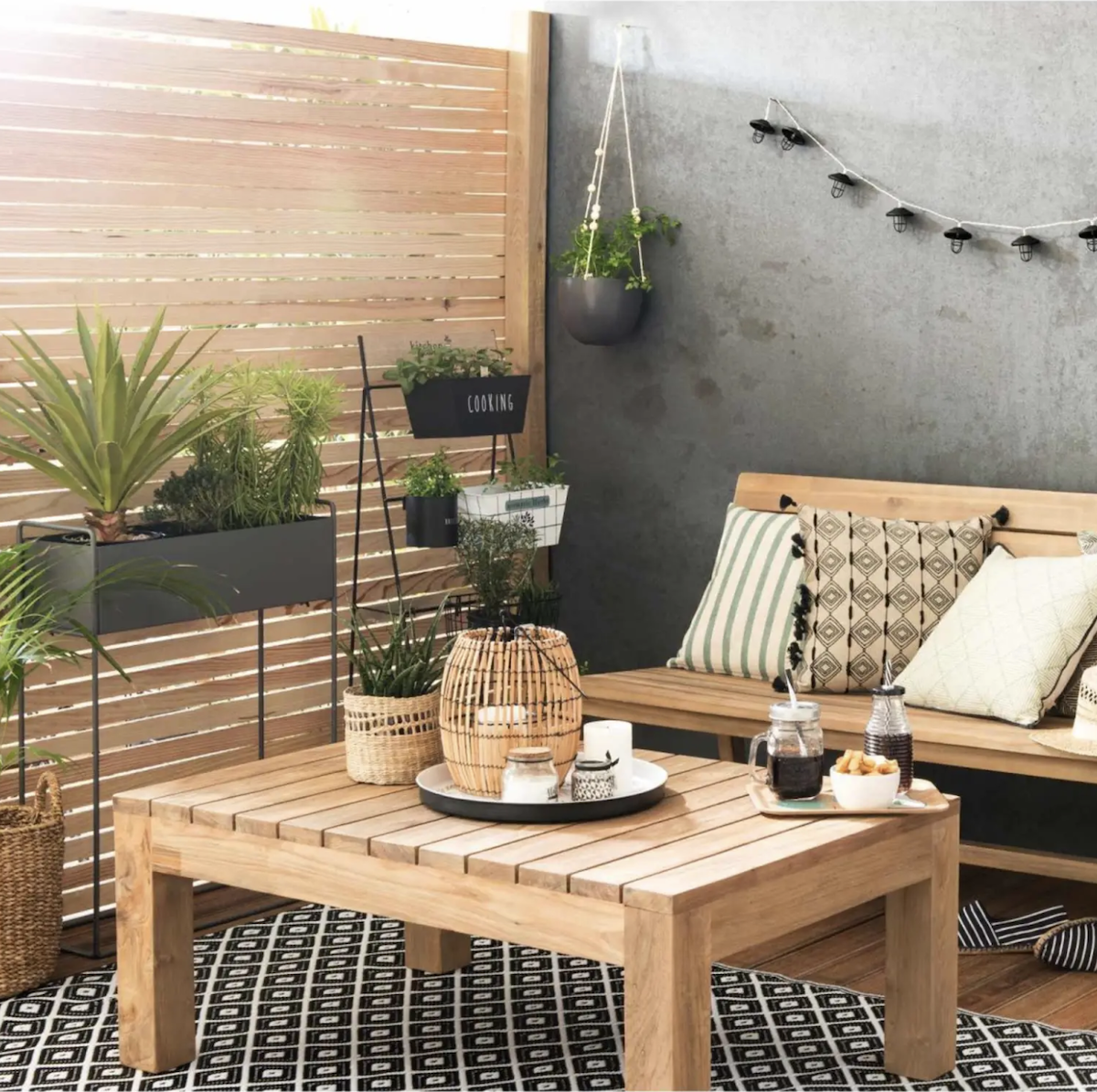 tapis d extérieur pas cher style graphique noir et blanc terrasse balcon table basse bois déco décoration clematc