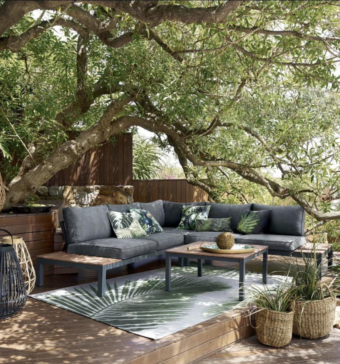 où trouver un tapis d extérieur pas cher style jungle feuillage palmier terrasse bois table basse panier déco décoration clematc