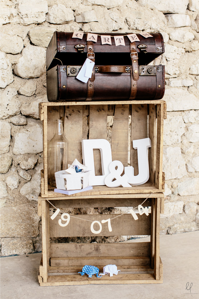 valise marron vintage caisse bois mur pierre cadeaux mariés