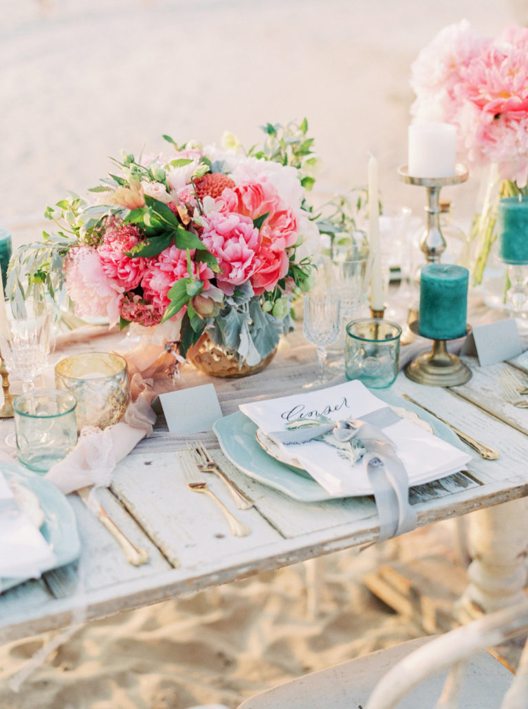 clemaroundthecorner inspiration déco table bois blanc bouquet fleurs mariage plage
