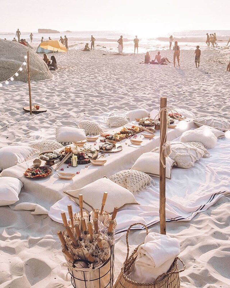 blog déco table sol pieds dans sable style bohémien drap coussin beige