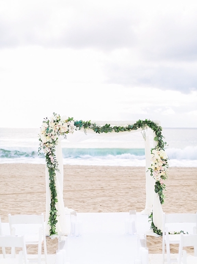 arches voile blanc plante grimpante fleurs blanches plage mariage