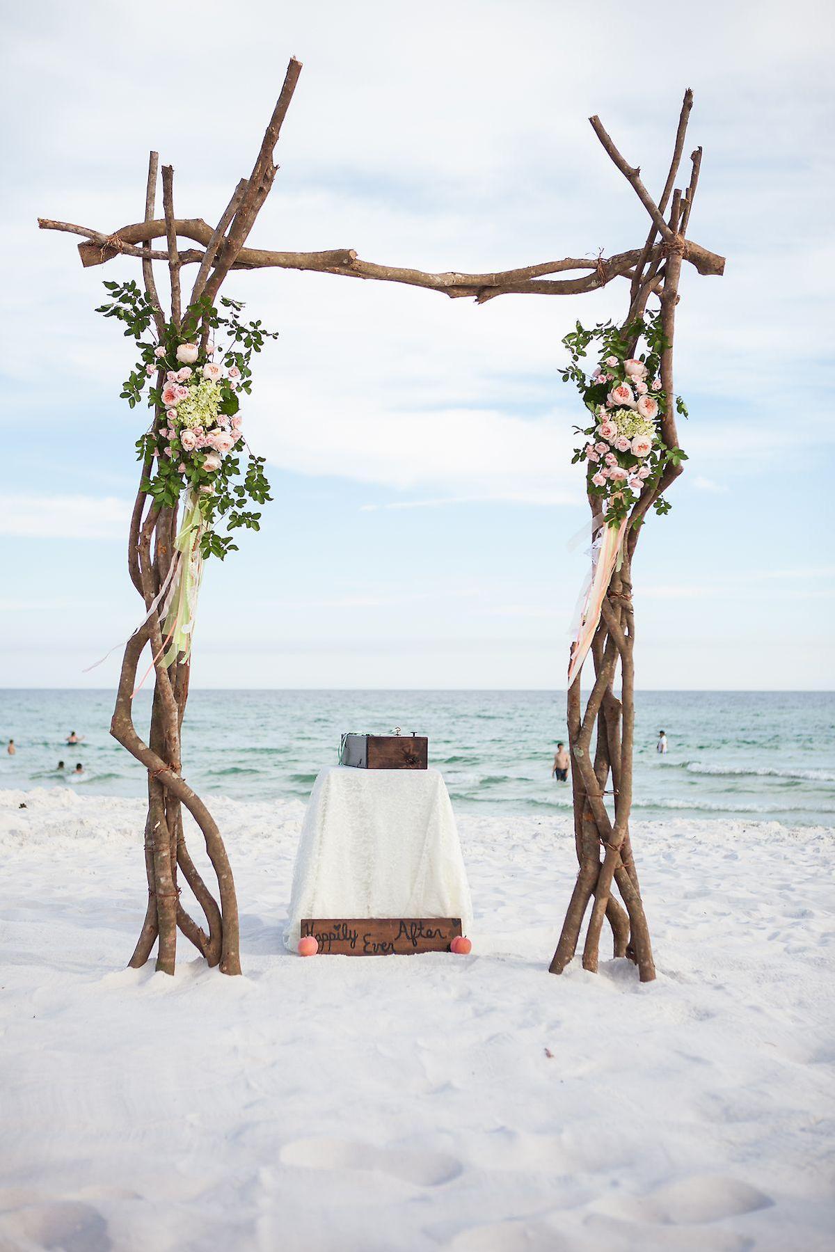 mariage sur la plage déco bohème arche bois hotel drap blanc