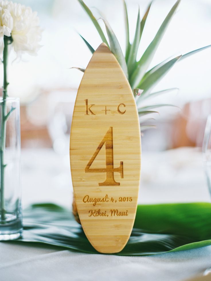 clemaroundthecorner numéro de table effet planche surf bois déco mariage